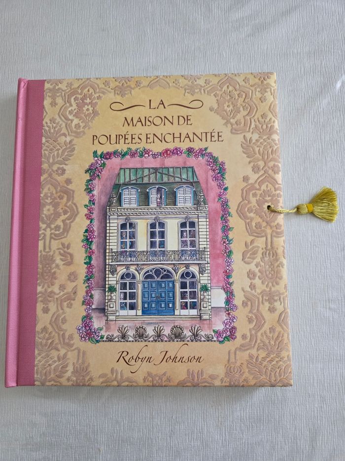 Livre la poupée  de maison enchantée