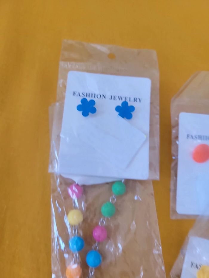 Lot bijoux bracelet croix et clou boucles d'oreilles coloré - photo numéro 4