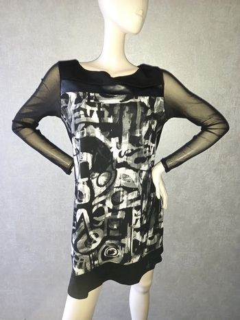 robe noire et blanche matière élasthane manche en voile taille 40