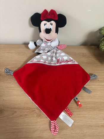 Doudou Minnie mouchoir rouge gris Disney nicotoy
