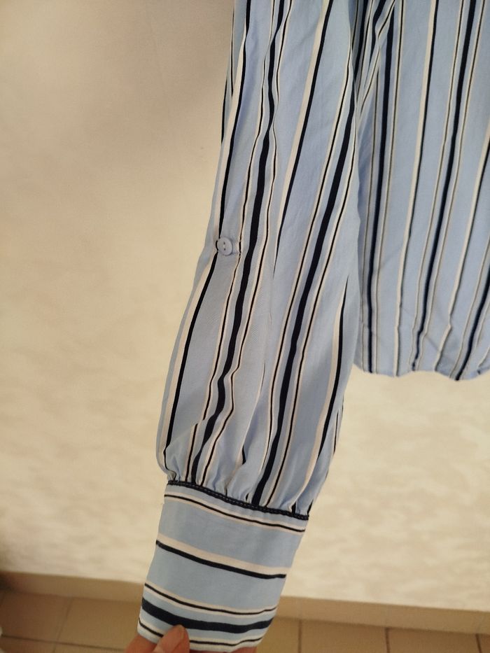 Chemise bleu ciel rayures marine. Très bon état et propre. Cache cache. - photo numéro 4
