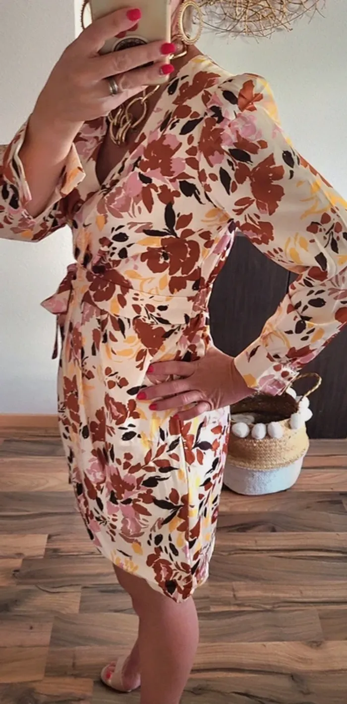 Robe fleurie - effet satinée - Neuve avec étiquette - Plusieurs tailles disponibles - photo numéro 6