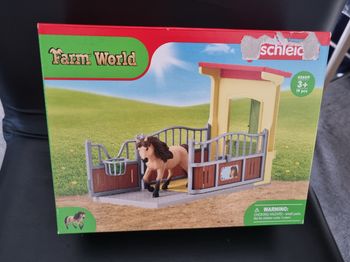 Schleich 42609 Box avec Poney Icelandais, farm Word