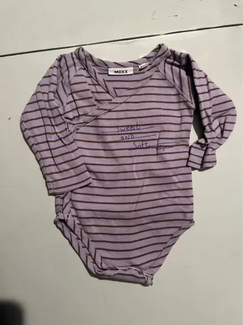 Très jolie bodies ouverture devant  à longue manche bébé fille