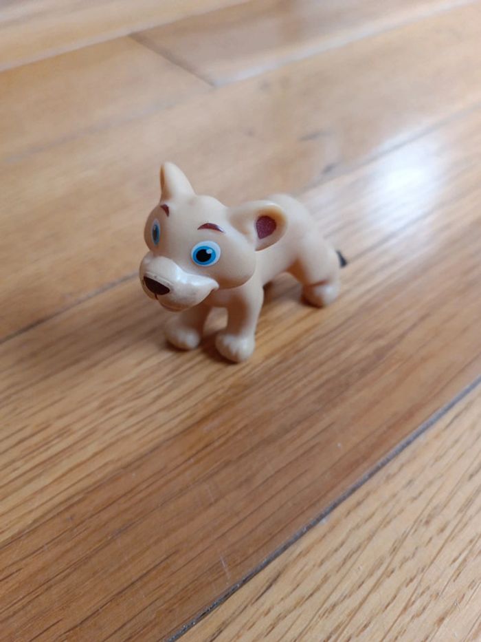 Figurine lionceau qui ressemble à Simba