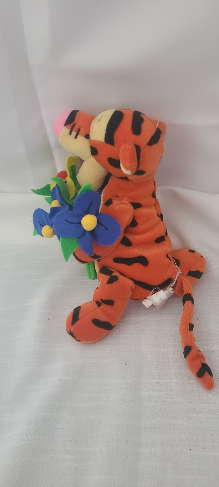 Peluche Tigrou DISNEYLAND Paris Mother's Day Tigger bouquet de fleurs Winnie l'ourson - photo numéro 3