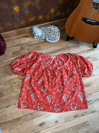 Belle blouse rouge fleurie mango très bon état M