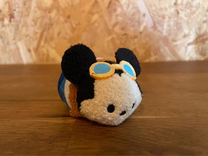 Tsum Tsum officiel Disneyland Paris Mickey Mouse 25 eme anniversaire avec lunettes d’aviateur