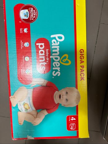 Un carton de Couche, taille 4 Pampers