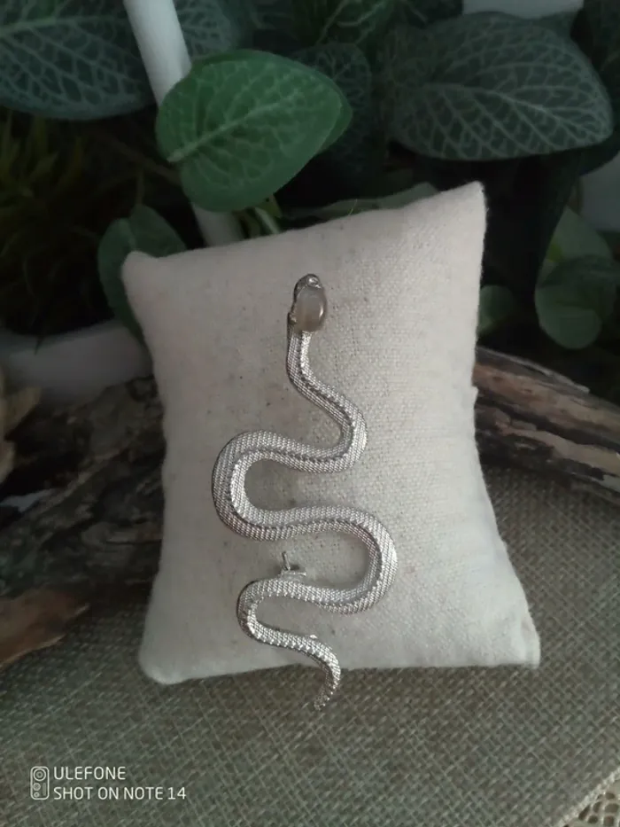 Broche serpent argenté et pierre de labradorite naturelle
