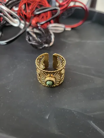 Bague ajustable acier inoxydable dorée avec pierre verte et marguerite ajourée