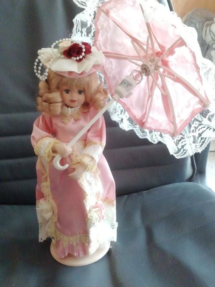 Poupée de collection avec parapluie