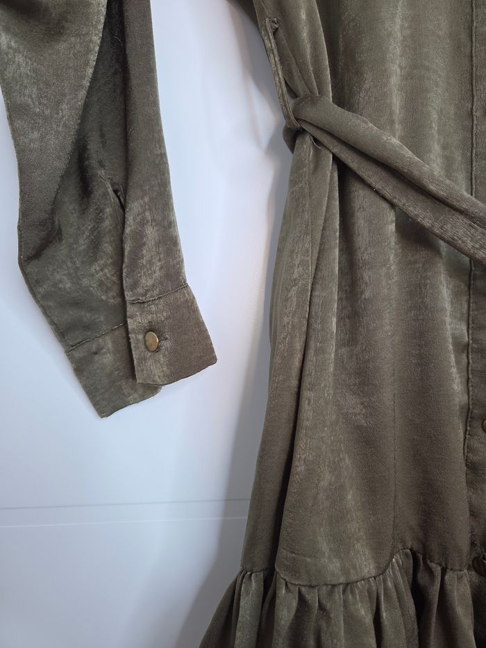 Robe Zara style chemise kaki satinée Taille S - photo numéro 2
