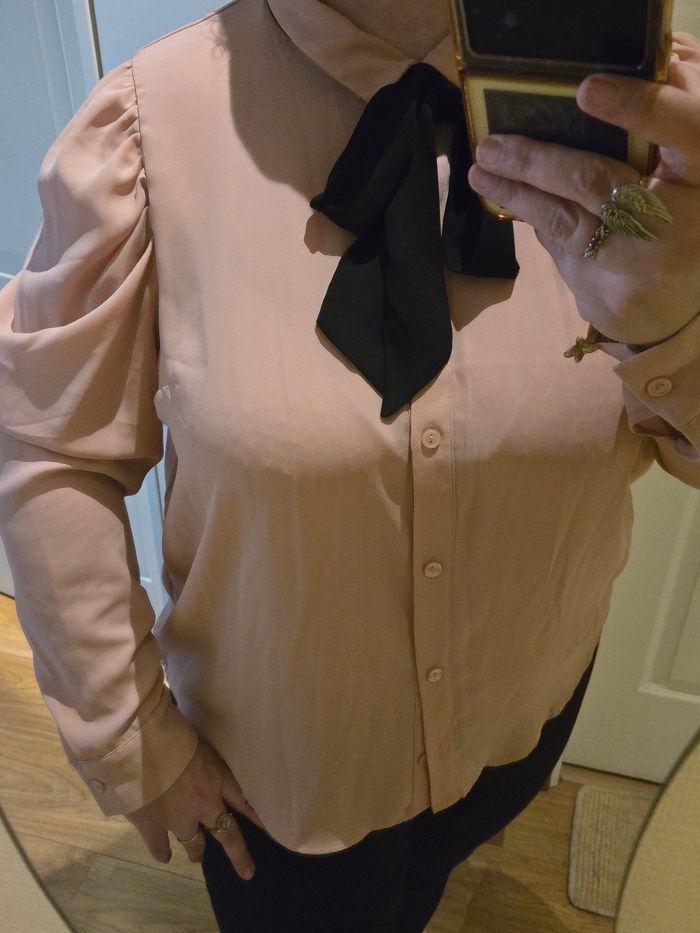 Chemise rose à lavallière noire T.44/46 H&M neuve - photo numéro 7