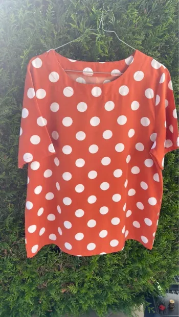 Petit haut orangé à pois blancs