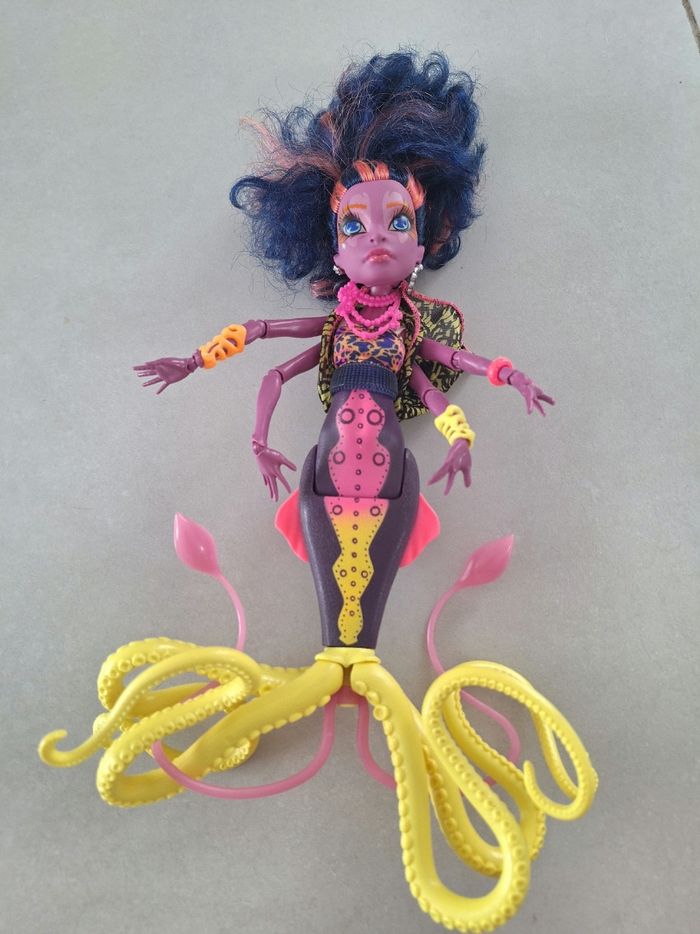 Lot 10 poupées monster high et supports - photo numéro 3