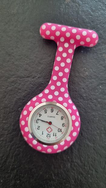 Montre pour médical infirmière aide soignante rose à accrocher