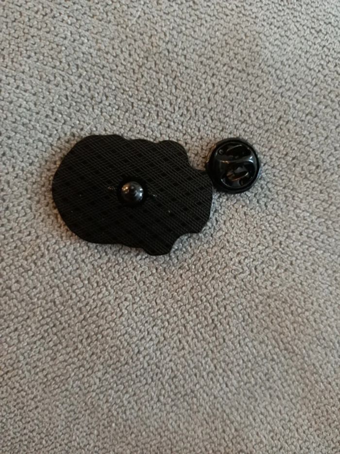 Pins neuf crâne tête de mort - photo numéro 3