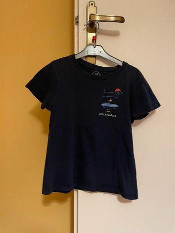 T-shirt bleu marine, chien