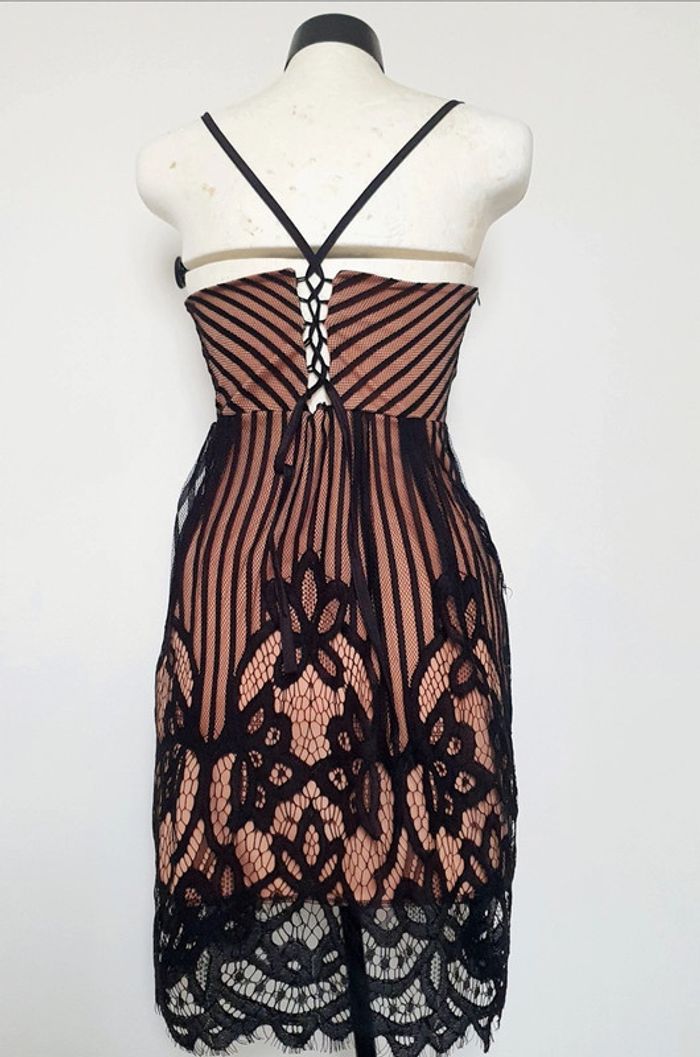 Robe  couleur pêche & dentelle noire (étiquette L) - photo numéro 9