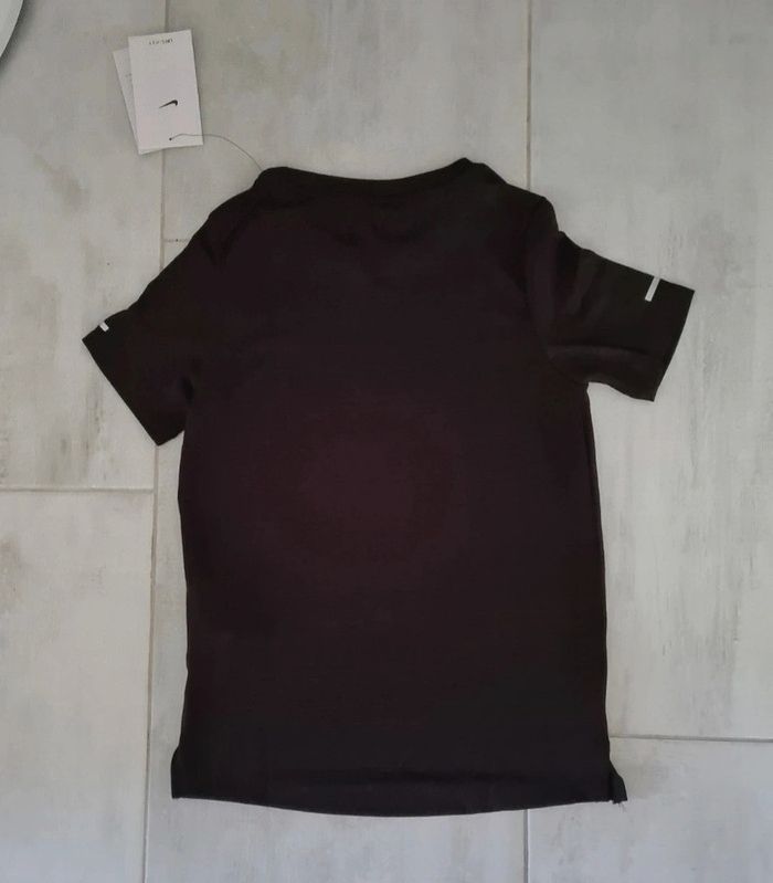 T-shirt Nike, taille XS : 7-8 ans. Neuf - photo numéro 2