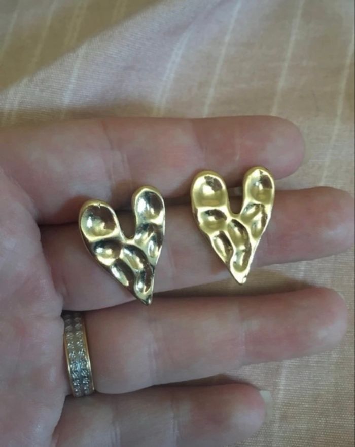 Boucles d’oreilles NEUVES pour femme en forme de cœurs 💛 couleur doré - photo numéro 3
