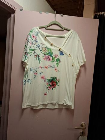 Tee shirt motif fleuris femme