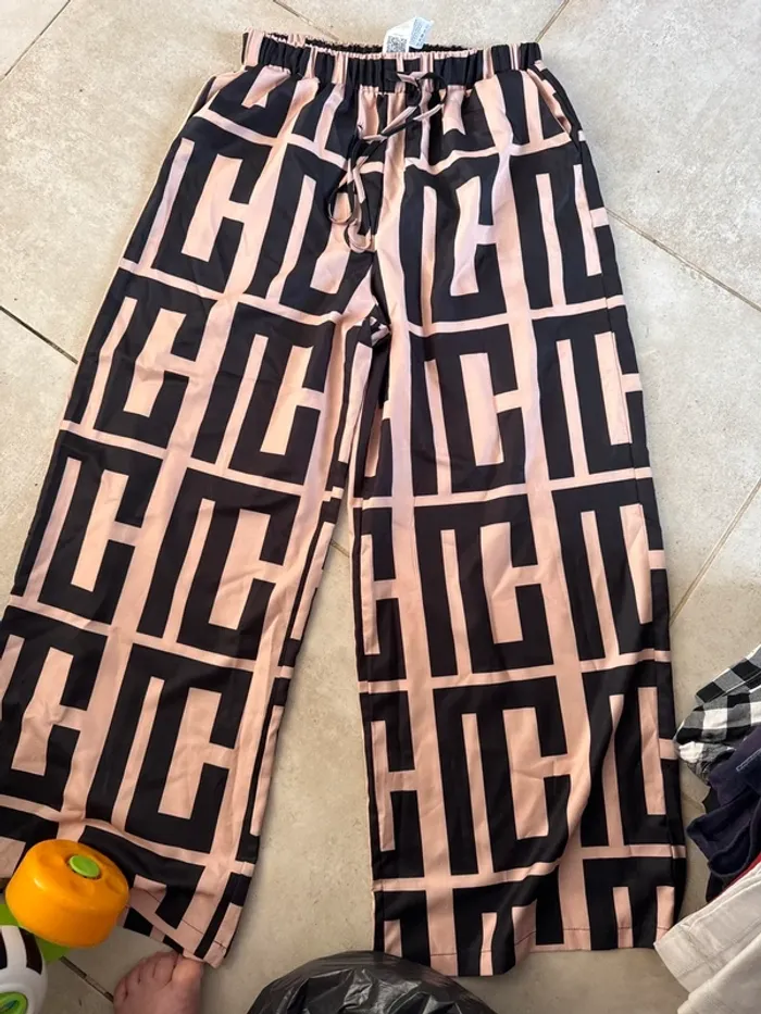 Ensemble Shein taille L – Haut + pantalon fluide à motif graphique - photo numéro 4