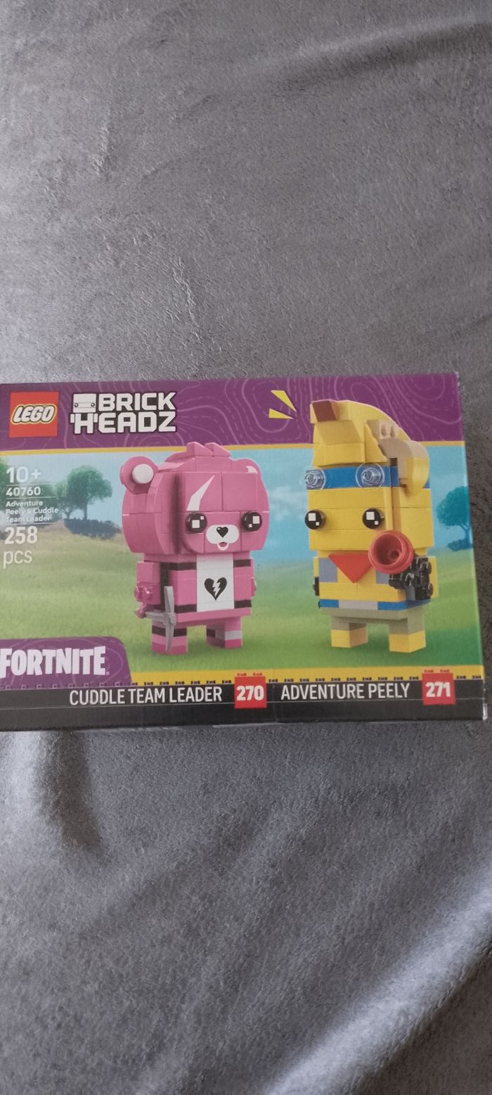 Lego BrickHeadz FORTNITE 40760
Bananaventurier et l’experte des câlins
Neuf pour + 10 ans. 258 pieces  Dans la boîte d origine. Jamais utilisé pour Noël