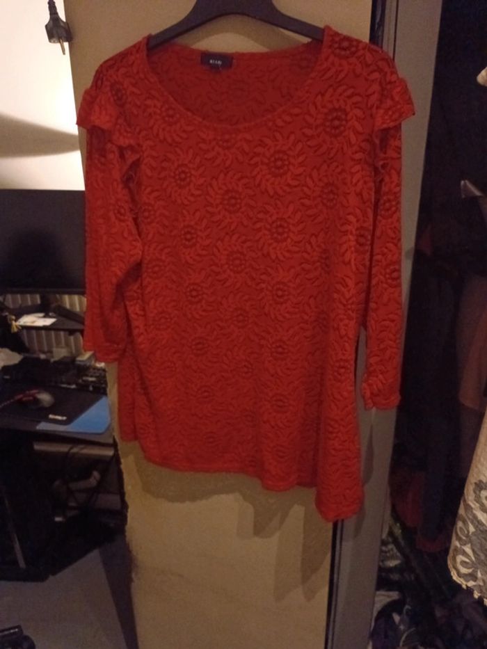T-shirt rouge en dentelle - photo numéro 6