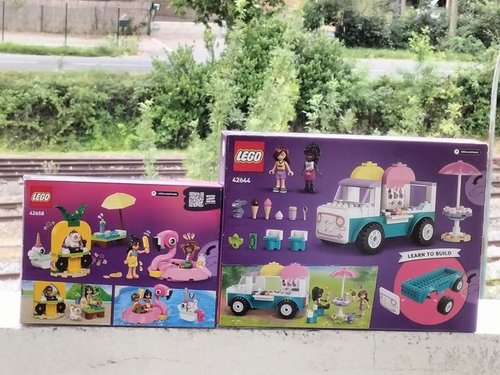 Lego Friends le camion de glace et la fête dans la piscine avec les bouées licorne et flamant rose - photo numéro 2