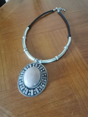 Collier médaillon beige sur câble de résine