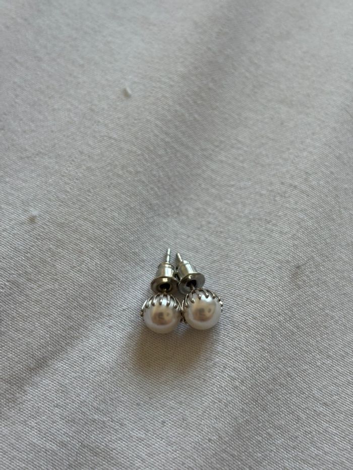 Petite - mini boucles d’oreilles boules perles blanche acier inoxydable - photo numéro 2