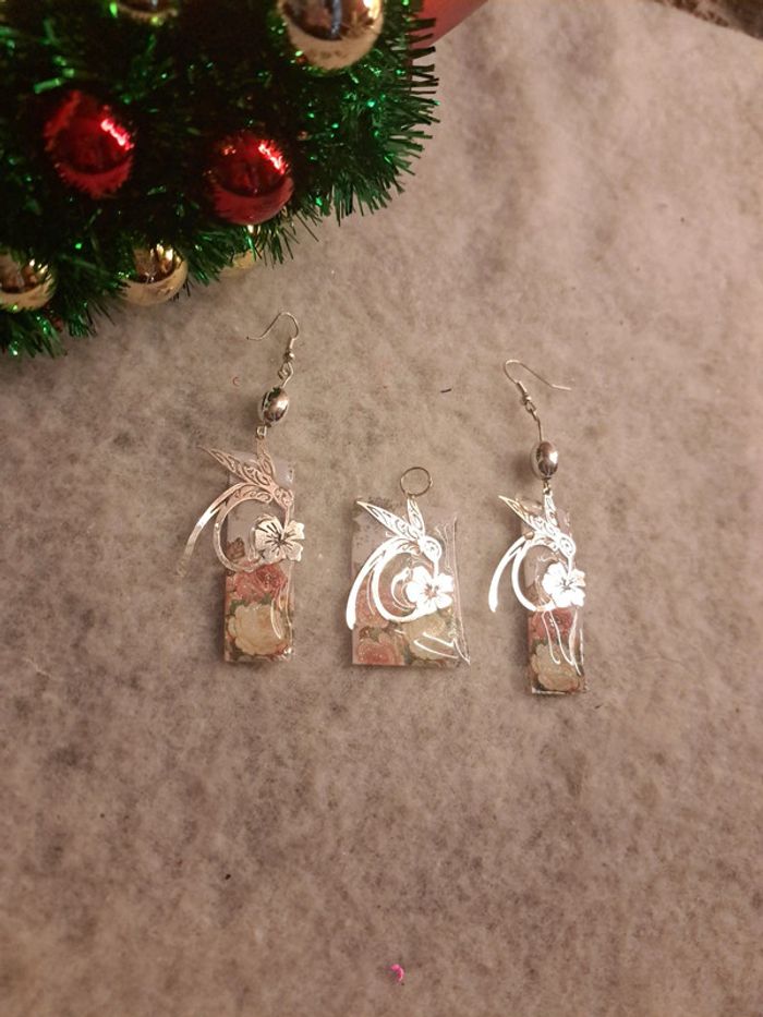 Boucles d'oreilles pendante avec pendentif florale résine - photo numéro 6