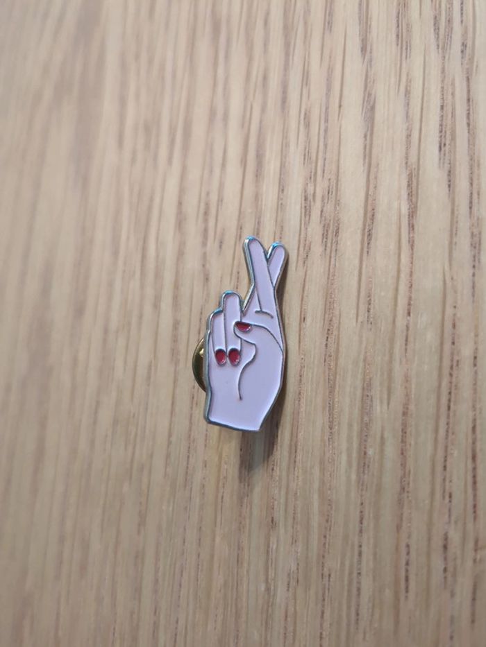 Pin's main de femme