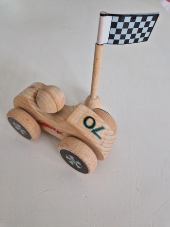 Petite voiture en bois et son drapeau