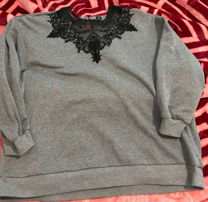 Pull gris à dentelle