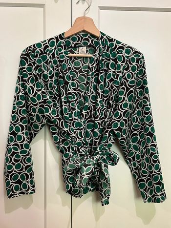 673 – haut cache-cœur noir, vert et blanc