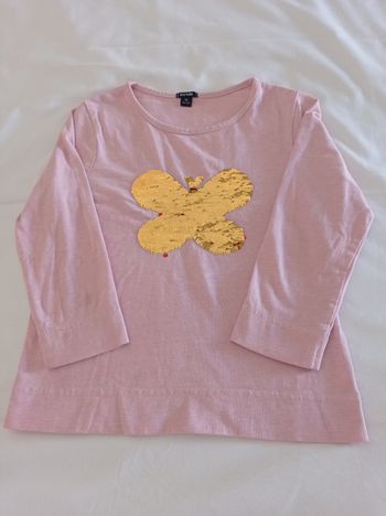 Pull rose avec papillon doré