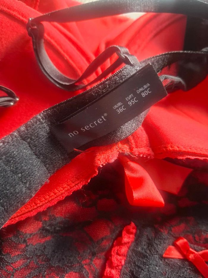 Tenue sexy rouge et noire - photo numéro 3