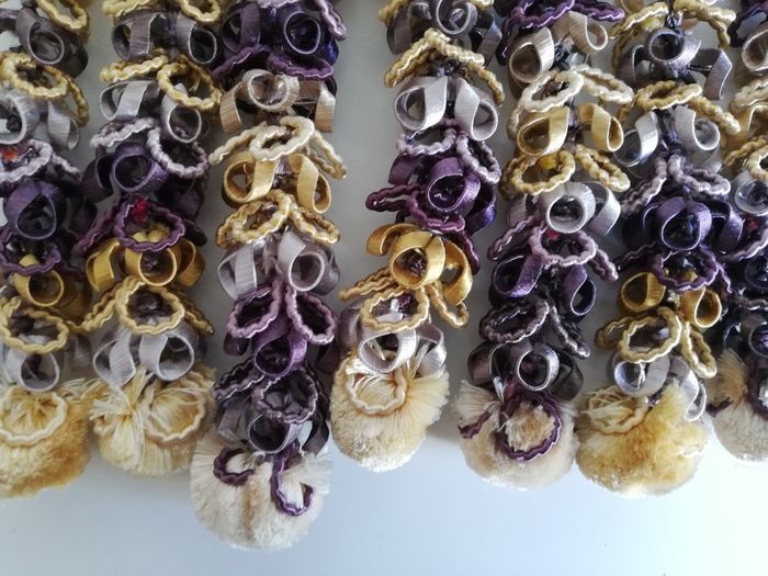 Lot de 10 pompons long violet crème et doré pour loisirs créatifs - photo numéro 3