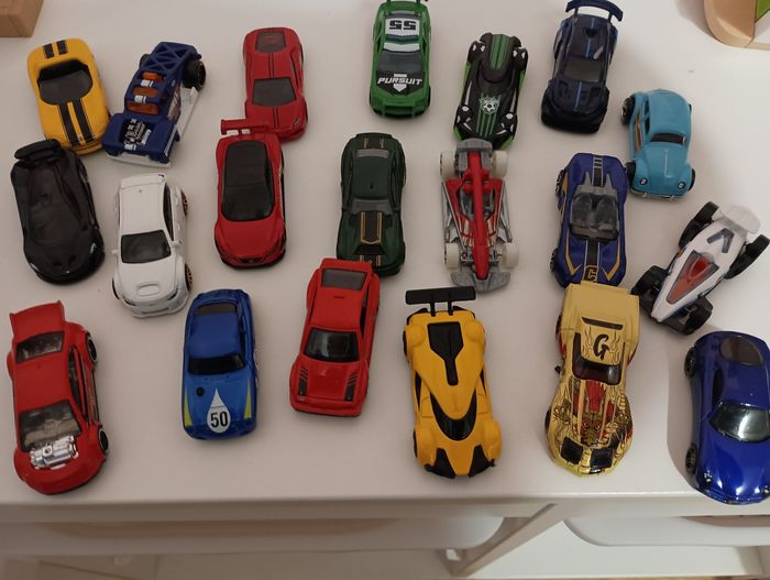 20 petites voitures hot wheels