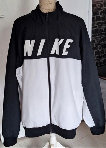 Veste de sport zippée noire et blanche Nike