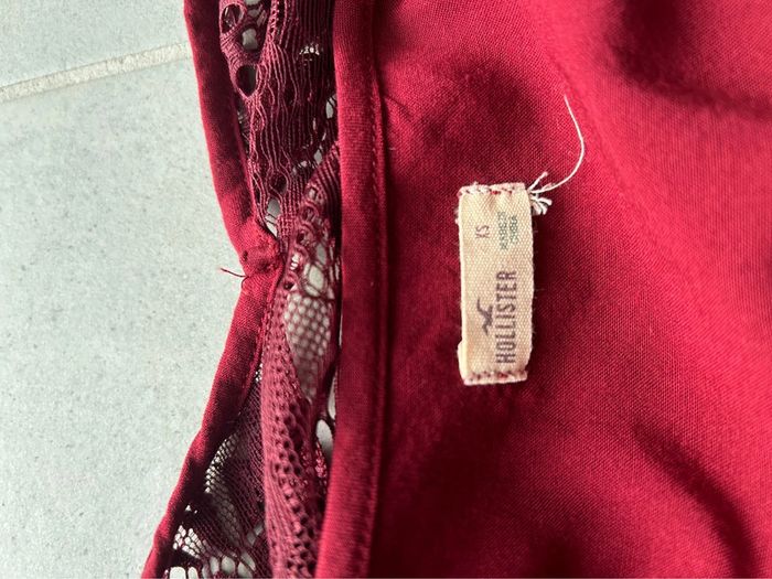 Blouse en dentelle bordeaux avec épaules découvertes Hollister taille XS très bon état - photo numéro 5