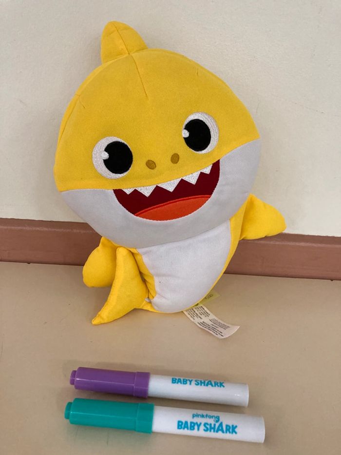 Peluche baby shark