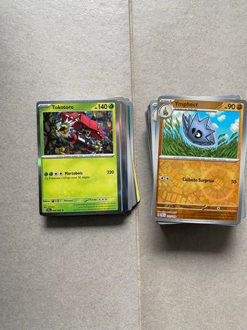 Lot 200 cartes Pokémon dont 50 cartes reverse holographiques
