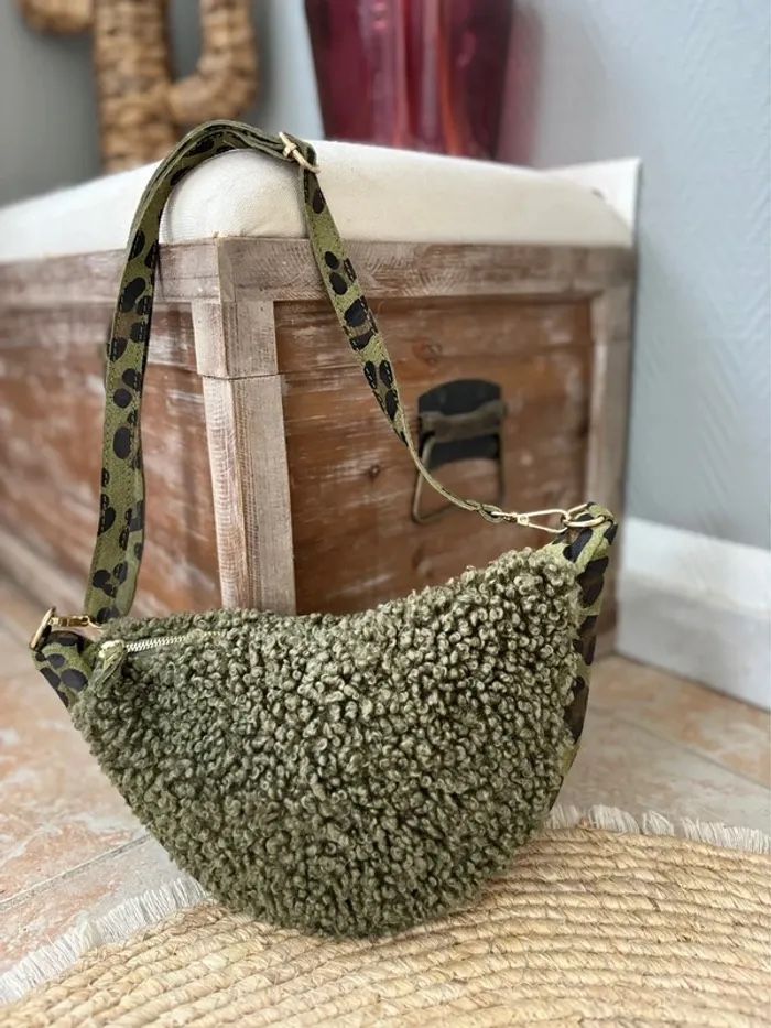 Sac demie-lune moumoute vert kaki et léopard - photo numéro 4