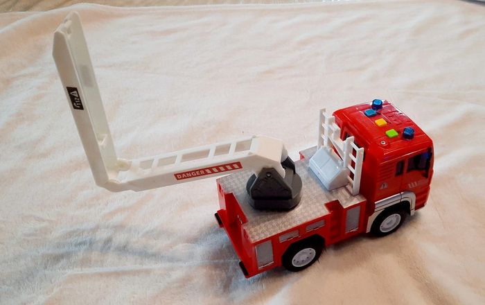 Camion de Pompiers avec Sons et Lumières - photo numéro 3