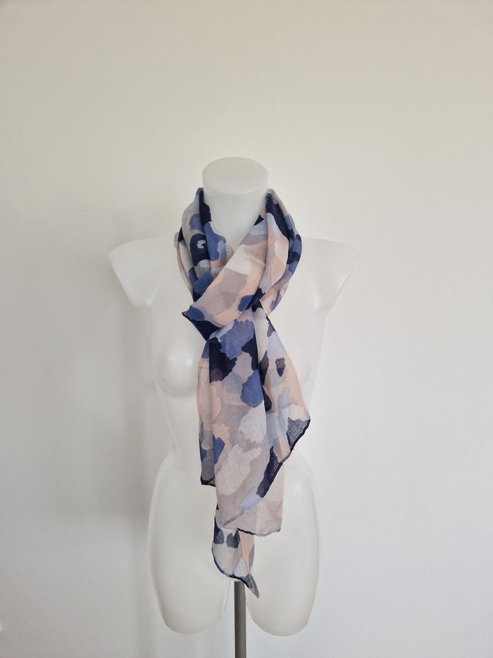 Foulard femme motif tâches