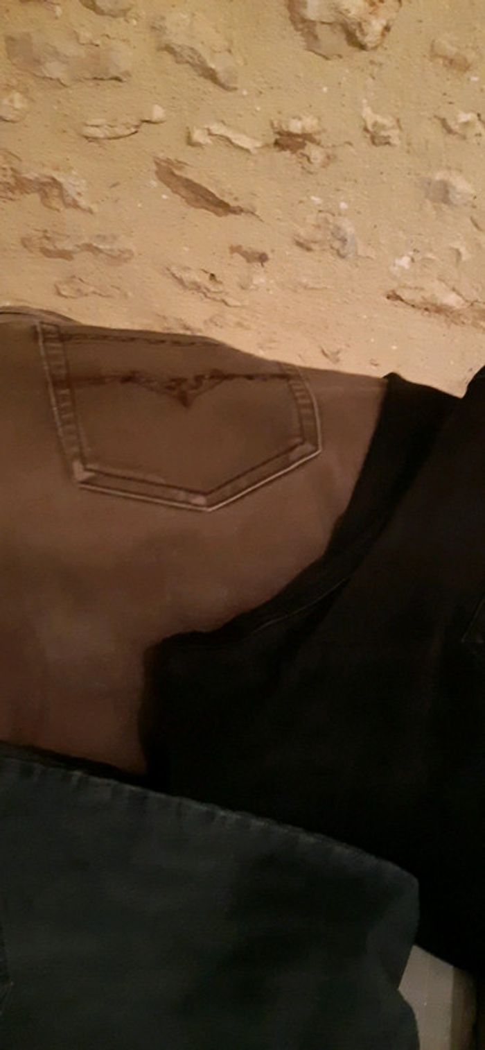 Jeans taille 46 un marron,un noir ,un bleu il leur manque tous le bouton - photo numéro 3